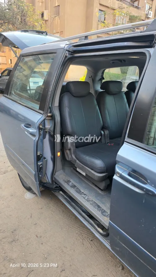 كيا كارنفال 2006 أبيض مستعملة للبيع - 10