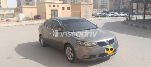 كيا سيراتو 2010 أبيض مستعملة للبيع - 1