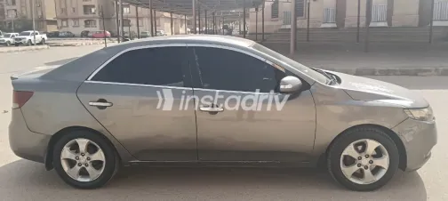 كيا سيراتو 2010 أبيض مستعملة للبيع - 4