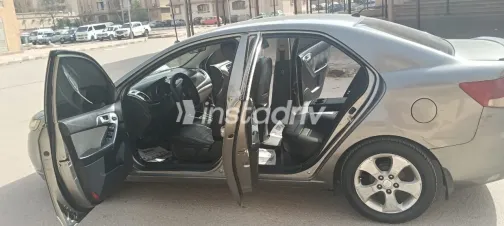 كيا سيراتو 2010 أبيض مستعملة للبيع - 9