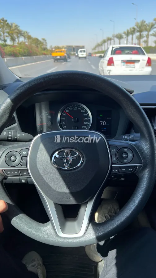 تويوتا كورولا 2022 أبيض مستعملة للبيع - 3