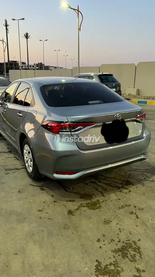 تويوتا كورولا 2022 أبيض مستعملة للبيع - 4