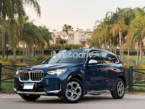 بي ام دبليو X1 2023 أزرق غامق مستعملة للبيع - 4
