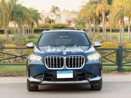 بي ام دبليو X1 2023 أزرق غامق مستعملة للبيع - 5