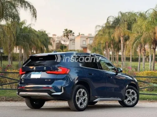 بي ام دبليو X1 2023 أزرق غامق مستعملة للبيع - 7