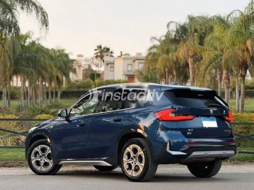 بي ام دبليو X1 2023 أزرق غامق مستعملة للبيع - 1