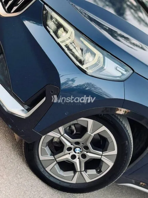 بي ام دبليو X1 2023 أزرق غامق مستعملة للبيع - 2