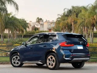 بي ام دبليو X1 2023 أزرق غامق مستعملة للبيع