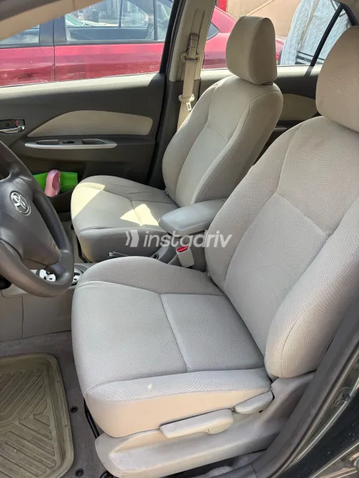 تويوتا ياريس 2009 أبيض مستعملة للبيع - 4