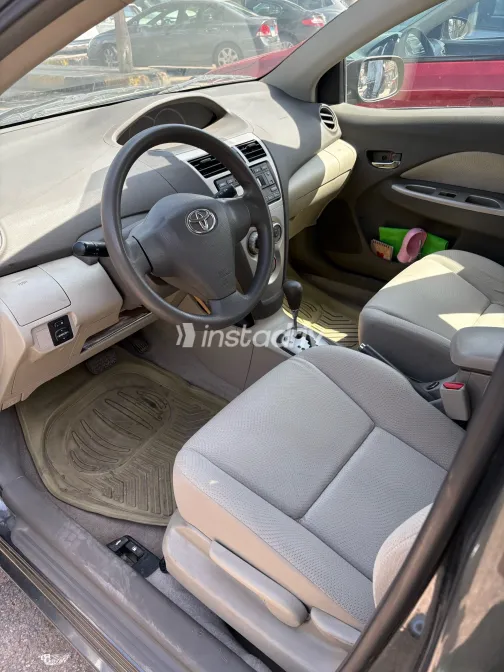 تويوتا ياريس 2009 أبيض مستعملة للبيع - 7