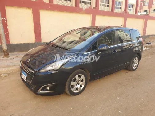 بيجو 5008 2016 أزرق غامق مستعملة للبيع - 1