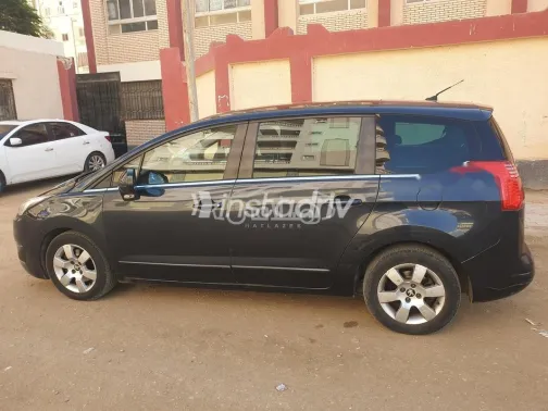 بيجو 5008 2016 أزرق غامق مستعملة للبيع - 2