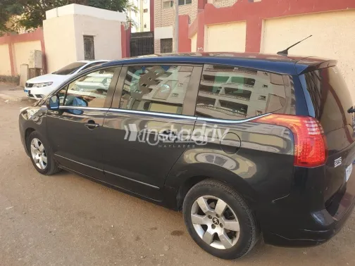 بيجو 5008 2016 أزرق غامق مستعملة للبيع - 3