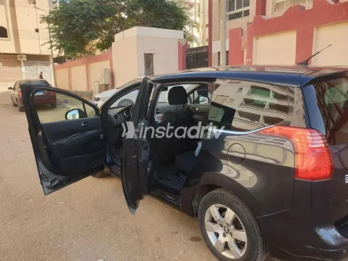 بيجو 5008 2016 أزرق غامق مستعملة للبيع - 4