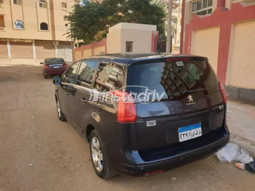 بيجو 5008 2016 أزرق غامق مستعملة للبيع - 7