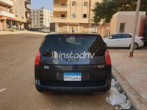 بيجو 5008 2016 أزرق غامق مستعملة للبيع - 8