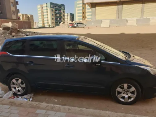 بيجو 5008 2016 أزرق غامق مستعملة للبيع - 9