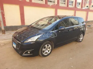 بيجو 5008 2016 أزرق غامق مستعملة للبيع