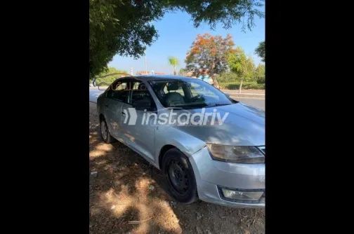 سكودا رابيد 2015 فضي مستعملة للبيع - 5