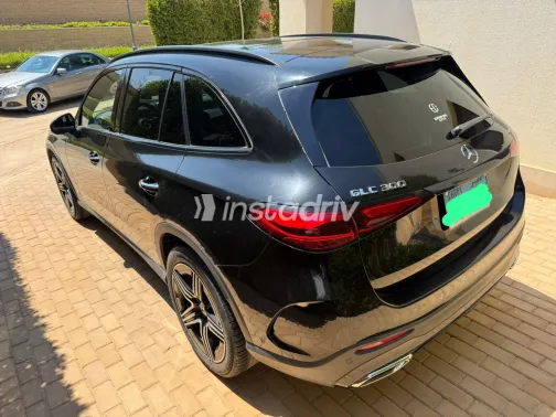 مرسيدس GLC 300 2023 أبيض مستعملة للبيع - 1