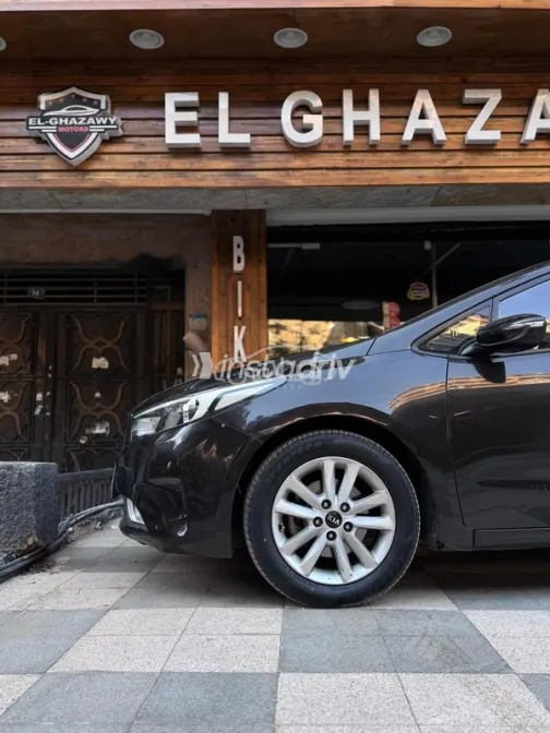 كيا سيراتو 2018 أسود مستعملة للبيع - 5