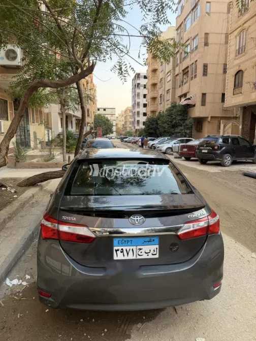 تويوتا كورولا 2019 رمادي غامق مستعملة للبيع - 2