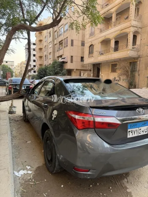 تويوتا كورولا 2019 رمادي غامق مستعملة للبيع - 3