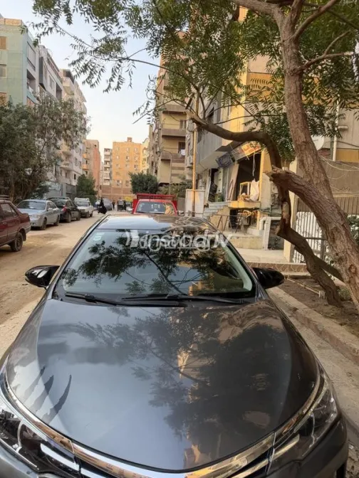 تويوتا كورولا 2019 رمادي غامق مستعملة للبيع - 4