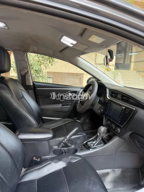 تويوتا كورولا 2019 رمادي غامق مستعملة للبيع - 6