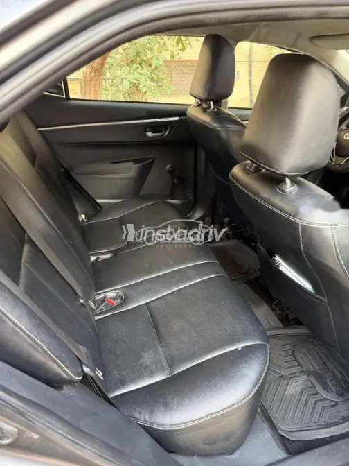 تويوتا كورولا 2019 رمادي غامق مستعملة للبيع - 7