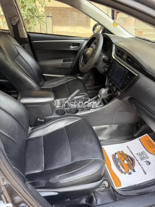 تويوتا كورولا 2019 رمادي غامق مستعملة للبيع - 8