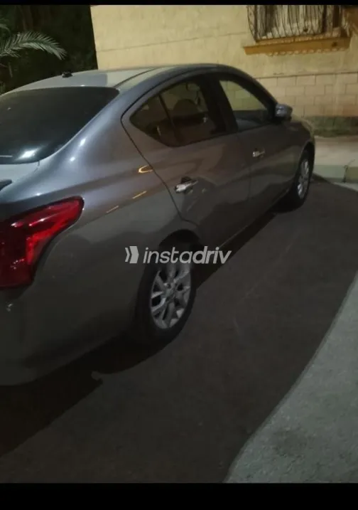 نيسان صنى 2021 رمادي مستعملة للبيع - 2