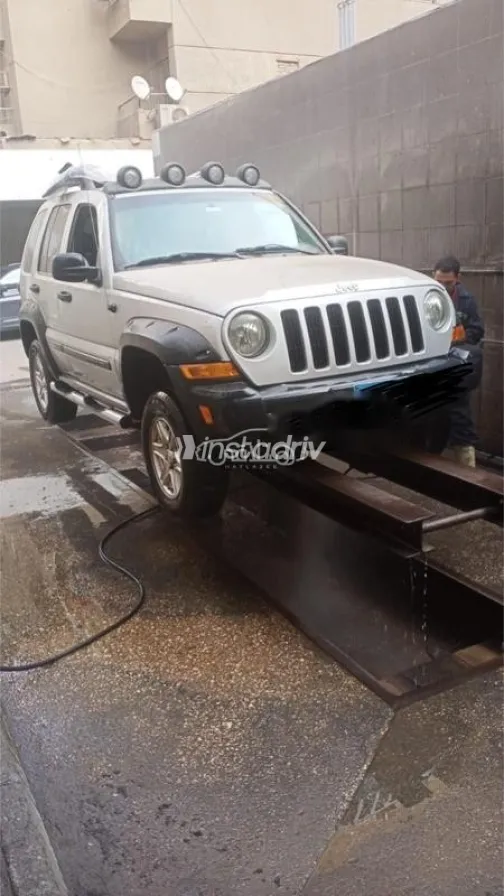 جيب ليبيرتى 2005 فضي مستعملة للبيع - 2