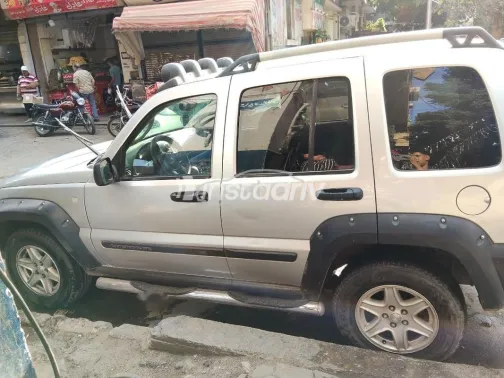 جيب ليبيرتى 2005 فضي مستعملة للبيع - 3