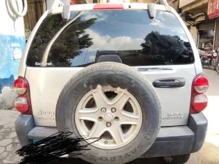 جيب ليبيرتى 2005 فضي مستعملة للبيع
