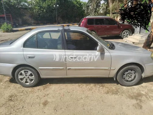 هيونداي فيرنا 2004 فضي مستعملة للبيع - 2