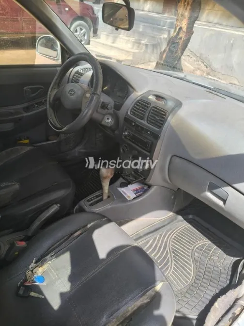 هيونداي فيرنا 2004 فضي مستعملة للبيع - 3