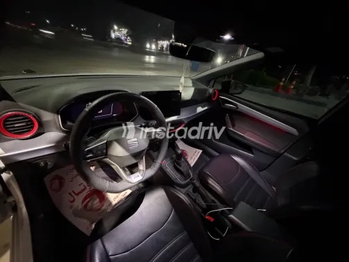 سيات ابيزا 2025 أبيض مستعملة للبيع - 4