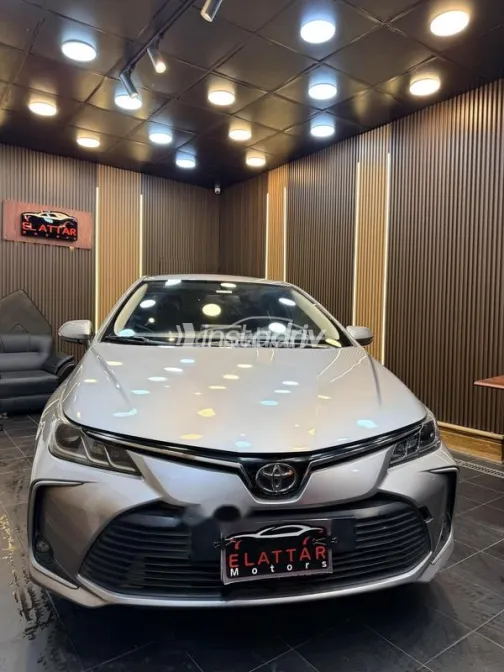 تويوتا كورولا 2021 فضي مستعملة للبيع - 2