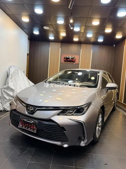 تويوتا كورولا 2021 فضي مستعملة للبيع - 3