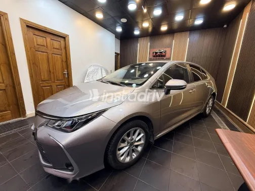 تويوتا كورولا 2021 فضي مستعملة للبيع - 4