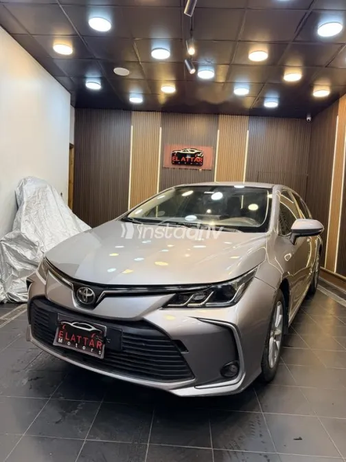 تويوتا كورولا 2021 فضي مستعملة للبيع - 6