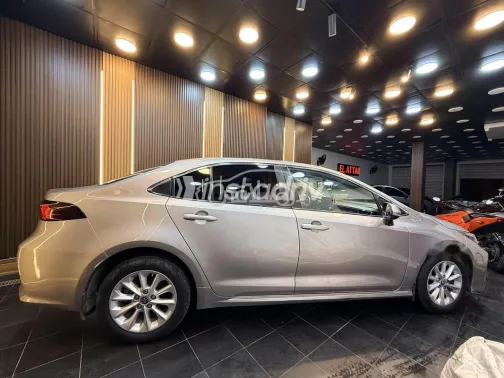 تويوتا كورولا 2021 فضي مستعملة للبيع - 7