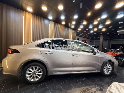 تويوتا كورولا 2021 فضي مستعملة للبيع - 8