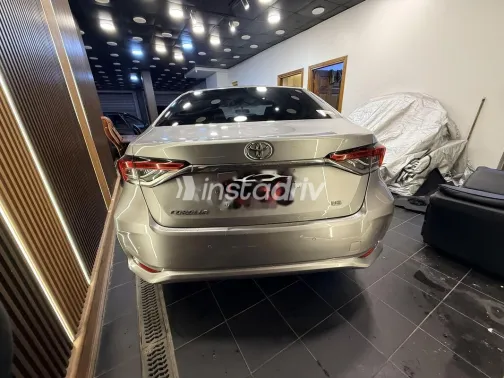 تويوتا كورولا 2021 فضي مستعملة للبيع - 9