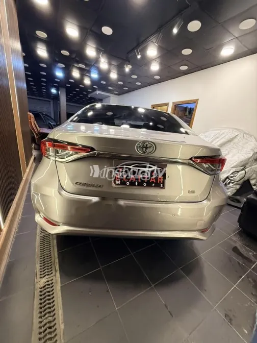 تويوتا كورولا 2021 فضي مستعملة للبيع - 10