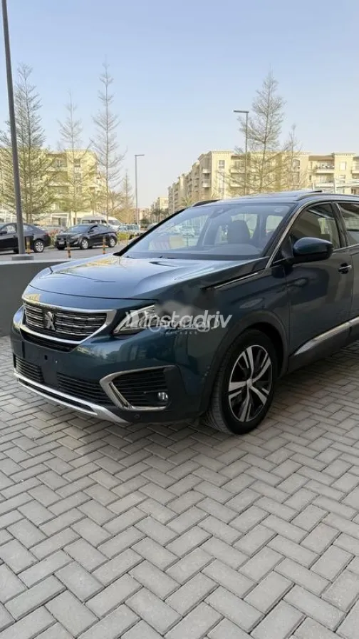 بيجو 5008 2019 أزرق غامق مستعملة للبيع - 1