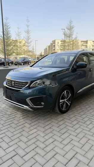 بيجو 5008 2019 أزرق غامق مستعملة للبيع