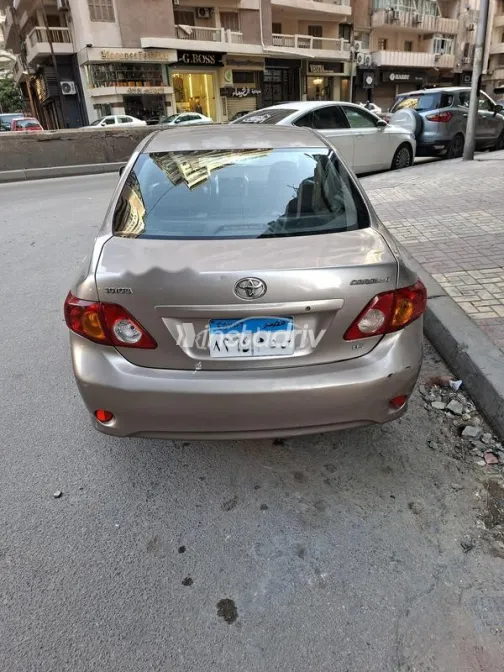 تويوتا كورولا 2010 ذهبي مستعملة للبيع - 3