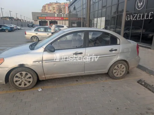 هيونداي اكسنت 2007 فضي مستعملة للبيع - 2